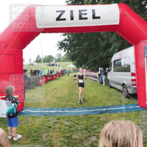 21.06.2025 - 27. Vierlanden-Triathlon MichiJ http://msf.ph/oto/8050963 15.06.2026 15:15:04 Ziel 1387, 1389 meine-sportfotos.de