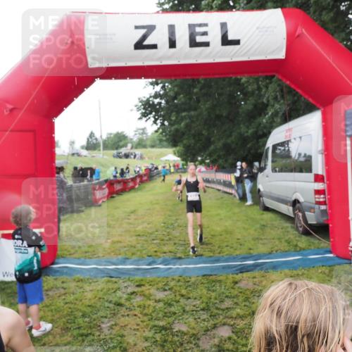21.06.2025 - 27. Vierlanden-Triathlon MichiJ http://msf.ph/oto/8050964 15.06.2026 15:15:05 Ziel 1387, 1389 meine-sportfotos.de