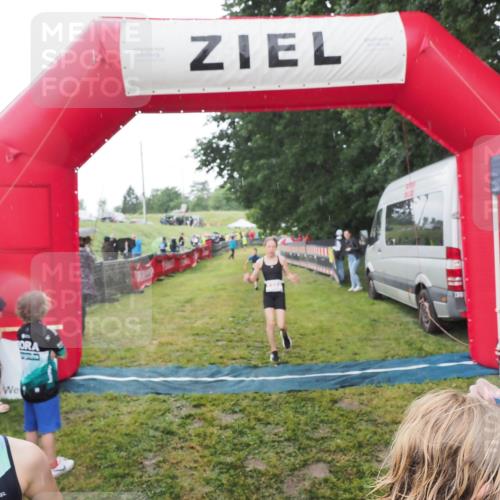 21.06.2025 - 27. Vierlanden-Triathlon MichiJ http://msf.ph/oto/8050965 15.06.2026 15:15:05 Ziel 1387, 1389 meine-sportfotos.de