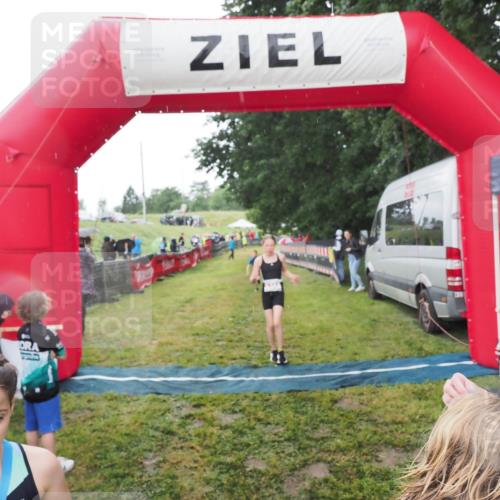 21.06.2025 - 27. Vierlanden-Triathlon MichiJ http://msf.ph/oto/8050966 15.06.2026 15:15:05 Ziel 1387, 1389 meine-sportfotos.de