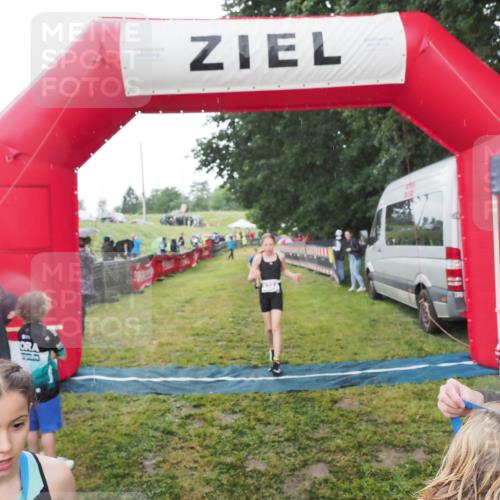 21.06.2025 - 27. Vierlanden-Triathlon MichiJ http://msf.ph/oto/8050967 15.06.2026 15:15:05 Ziel 1387, 1389 meine-sportfotos.de