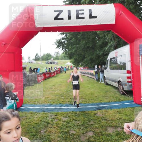 21.06.2025 - 27. Vierlanden-Triathlon MichiJ http://msf.ph/oto/8050969 15.06.2026 15:15:05 Ziel 1387, 1389 meine-sportfotos.de