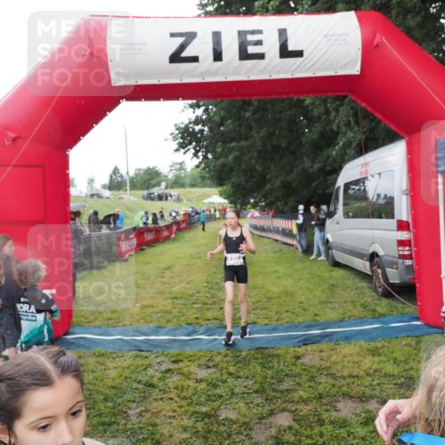 21.06.2025 - 27. Vierlanden-Triathlon MichiJ http://msf.ph/oto/8050970 15.06.2026 15:15:05 Ziel 1387, 1389 meine-sportfotos.de