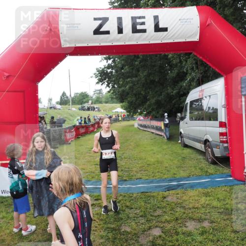 21.06.2025 - 27. Vierlanden-Triathlon MichiJ http://msf.ph/oto/8050972 15.06.2026 15:15:07 Ziel 1387, 1389 meine-sportfotos.de
