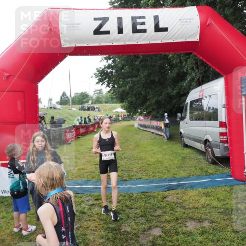 21.06.2025 - 27. Vierlanden-Triathlon MichiJ http://msf.ph/oto/8050973 15.06.2026 15:15:07 Ziel 1387, 1389 meine-sportfotos.de