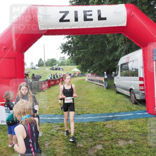 21.06.2025 - 27. Vierlanden-Triathlon MichiJ http://msf.ph/oto/8050974 15.06.2026 15:15:07 Ziel 1387, 1389 meine-sportfotos.de
