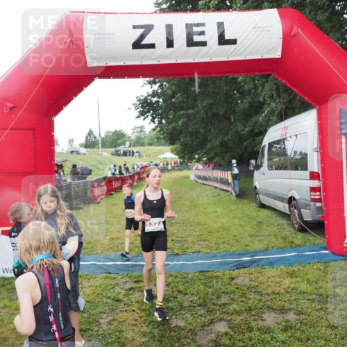 21.06.2025 - 27. Vierlanden-Triathlon MichiJ http://msf.ph/oto/8050975 15.06.2026 15:15:07 Ziel 1387, 1389 meine-sportfotos.de