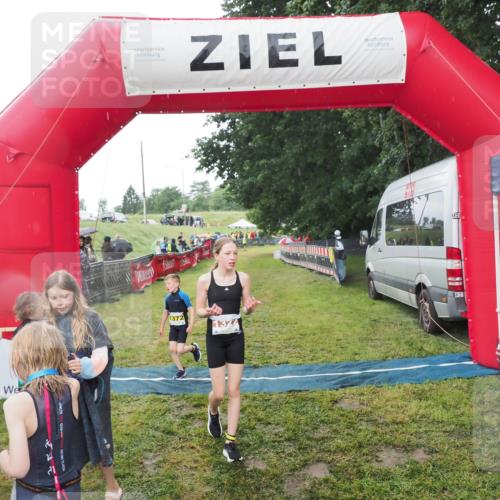 21.06.2025 - 27. Vierlanden-Triathlon MichiJ http://msf.ph/oto/8050976 15.06.2026 15:15:07 Ziel 1387, 1389 meine-sportfotos.de