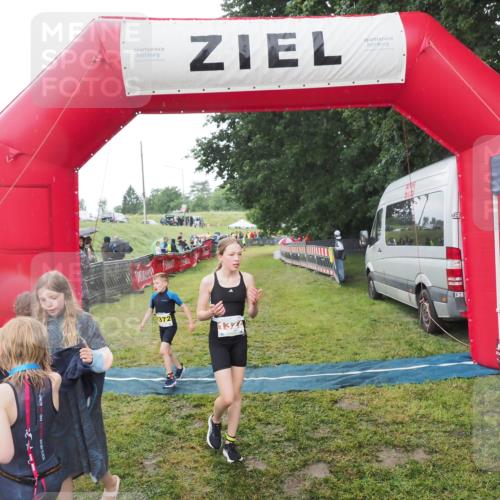 21.06.2025 - 27. Vierlanden-Triathlon MichiJ http://msf.ph/oto/8050977 15.06.2026 15:15:07 Ziel 1387, 1389 meine-sportfotos.de