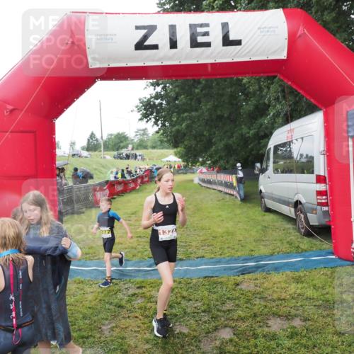21.06.2025 - 27. Vierlanden-Triathlon MichiJ http://msf.ph/oto/8050978 15.06.2026 15:15:08 Ziel 1387 meine-sportfotos.de