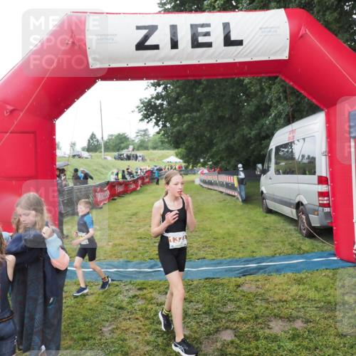 21.06.2025 - 27. Vierlanden-Triathlon MichiJ http://msf.ph/oto/8050980 15.06.2026 15:15:08 Ziel 1387 meine-sportfotos.de