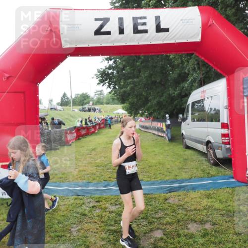 21.06.2025 - 27. Vierlanden-Triathlon MichiJ http://msf.ph/oto/8050982 15.06.2026 15:15:08 Ziel 1387 meine-sportfotos.de