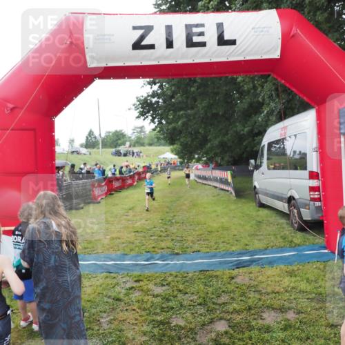 21.06.2025 - 27. Vierlanden-Triathlon MichiJ http://msf.ph/oto/8050984 15.06.2026 15:15:22 Ziel 1377 meine-sportfotos.de