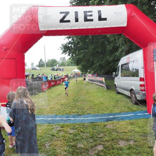 21.06.2025 - 27. Vierlanden-Triathlon MichiJ http://msf.ph/oto/8050986 15.06.2026 15:15:22 Ziel 1377 meine-sportfotos.de