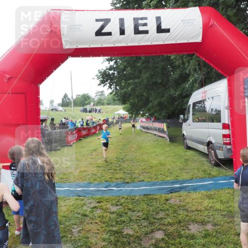 21.06.2025 - 27. Vierlanden-Triathlon MichiJ http://msf.ph/oto/8050989 15.06.2026 15:15:23 Ziel 1377 meine-sportfotos.de