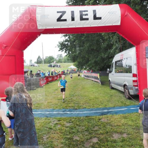 21.06.2025 - 27. Vierlanden-Triathlon MichiJ http://msf.ph/oto/8050992 15.06.2026 15:15:23 Ziel 1377 meine-sportfotos.de