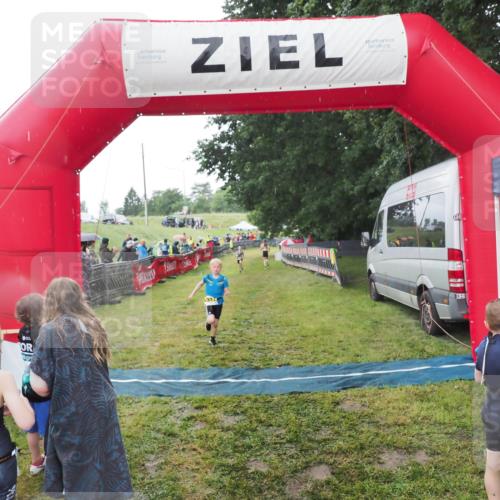 21.06.2025 - 27. Vierlanden-Triathlon MichiJ http://msf.ph/oto/8050993 15.06.2026 15:15:23 Ziel 1377 meine-sportfotos.de