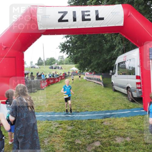 21.06.2025 - 27. Vierlanden-Triathlon MichiJ http://msf.ph/oto/8050996 15.06.2026 15:15:24 Ziel 1377 meine-sportfotos.de