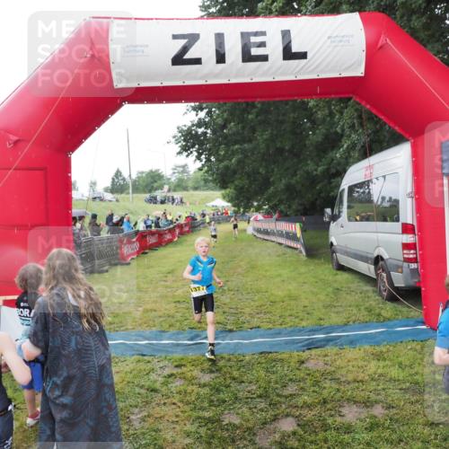 21.06.2025 - 27. Vierlanden-Triathlon MichiJ http://msf.ph/oto/8050997 15.06.2026 15:15:24 Ziel 1377 meine-sportfotos.de