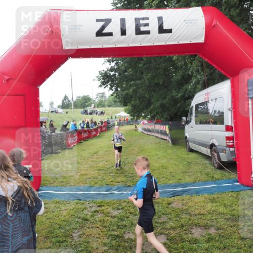 21.06.2025 - 27. Vierlanden-Triathlon MichiJ http://msf.ph/oto/8050998 15.06.2026 15:15:28 Ziel 1377 meine-sportfotos.de