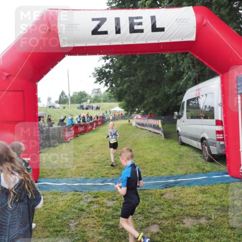 21.06.2025 - 27. Vierlanden-Triathlon MichiJ http://msf.ph/oto/8050999 15.06.2026 15:15:28 Ziel 1377 meine-sportfotos.de
