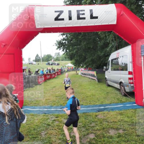 21.06.2025 - 27. Vierlanden-Triathlon MichiJ http://msf.ph/oto/8051000 15.06.2026 15:15:28 Ziel 1377 meine-sportfotos.de