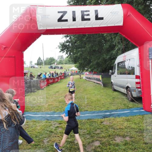 21.06.2025 - 27. Vierlanden-Triathlon MichiJ http://msf.ph/oto/8051001 15.06.2026 15:15:28 Ziel 1377 meine-sportfotos.de