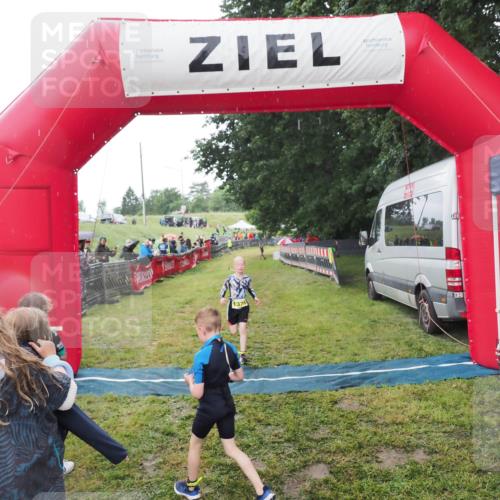 21.06.2025 - 27. Vierlanden-Triathlon MichiJ http://msf.ph/oto/8051002 15.06.2026 15:15:28 Ziel 1377 meine-sportfotos.de