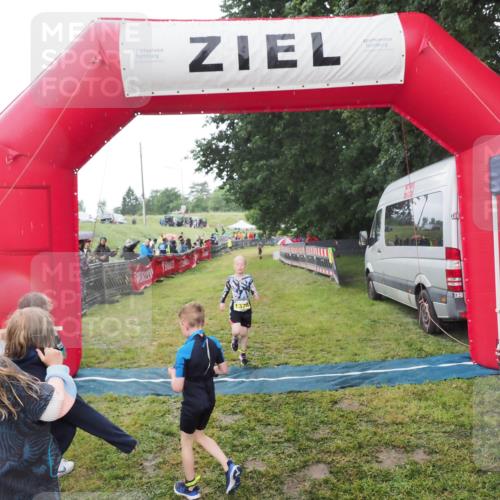 21.06.2025 - 27. Vierlanden-Triathlon MichiJ http://msf.ph/oto/8051003 15.06.2026 15:15:29 Ziel 1377 meine-sportfotos.de