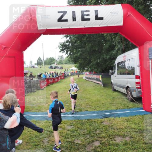 21.06.2025 - 27. Vierlanden-Triathlon MichiJ http://msf.ph/oto/8051004 15.06.2026 15:15:29 Ziel 1377 meine-sportfotos.de