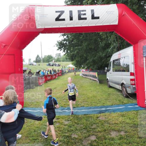 21.06.2025 - 27. Vierlanden-Triathlon MichiJ http://msf.ph/oto/8051005 15.06.2026 15:15:29 Ziel 1377 meine-sportfotos.de
