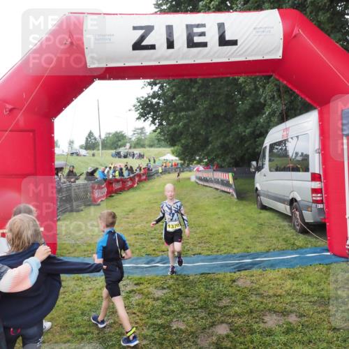 21.06.2025 - 27. Vierlanden-Triathlon MichiJ http://msf.ph/oto/8051006 15.06.2026 15:15:29 Ziel 1377 meine-sportfotos.de