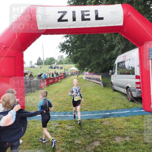 21.06.2025 - 27. Vierlanden-Triathlon MichiJ http://msf.ph/oto/8051007 15.06.2026 15:15:29 Ziel 1377 meine-sportfotos.de