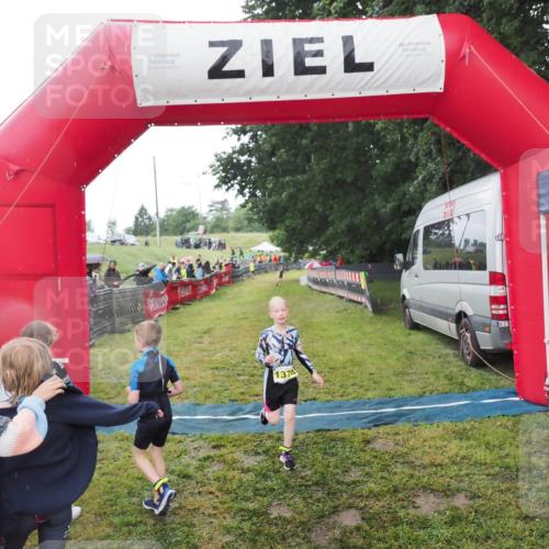 21.06.2025 - 27. Vierlanden-Triathlon MichiJ http://msf.ph/oto/8051008 15.06.2026 15:15:29 Ziel 1377 meine-sportfotos.de