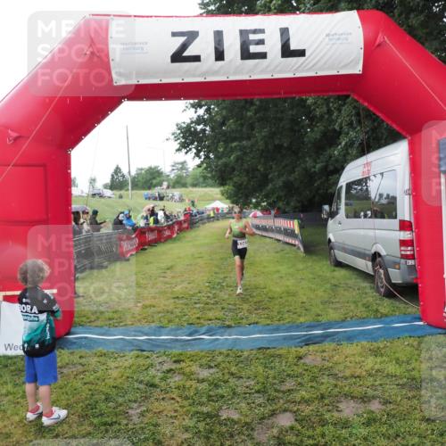 21.06.2025 - 27. Vierlanden-Triathlon MichiJ http://msf.ph/oto/8051011 15.06.2026 15:15:53 Ziel 1343 meine-sportfotos.de