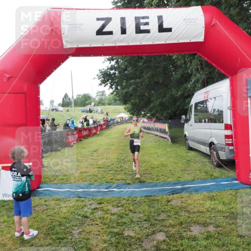 21.06.2025 - 27. Vierlanden-Triathlon MichiJ http://msf.ph/oto/8051014 15.06.2026 15:15:53 Ziel 1343 meine-sportfotos.de