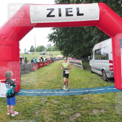 21.06.2025 - 27. Vierlanden-Triathlon MichiJ http://msf.ph/oto/8051016 15.06.2026 15:15:53 Ziel 1343 meine-sportfotos.de