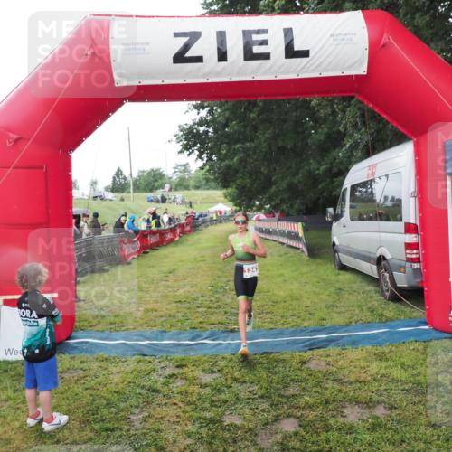 21.06.2025 - 27. Vierlanden-Triathlon MichiJ http://msf.ph/oto/8051017 15.06.2026 15:15:54 Ziel 1343 meine-sportfotos.de