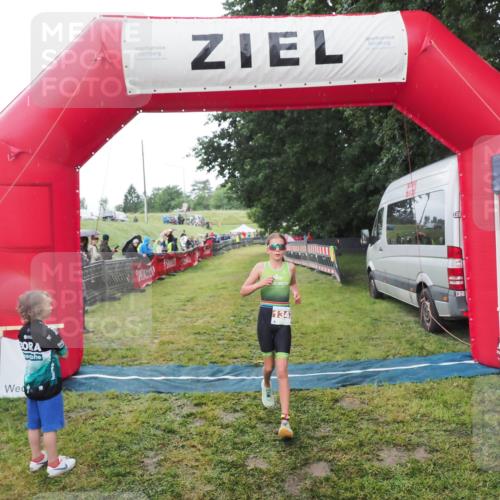 21.06.2025 - 27. Vierlanden-Triathlon MichiJ http://msf.ph/oto/8051020 15.06.2026 15:15:54 Ziel 1343 meine-sportfotos.de