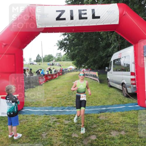 21.06.2025 - 27. Vierlanden-Triathlon MichiJ http://msf.ph/oto/8051021 15.06.2026 15:15:54 Ziel 1343 meine-sportfotos.de