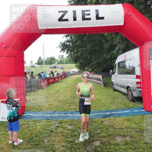21.06.2025 - 27. Vierlanden-Triathlon MichiJ http://msf.ph/oto/8051022 15.06.2026 15:15:54 Ziel 1343 meine-sportfotos.de