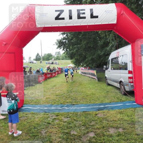 21.06.2025 - 27. Vierlanden-Triathlon MichiJ http://msf.ph/oto/8051028 15.06.2026 15:16:03 Ziel 1325, 1331, 1375 meine-sportfotos.de
