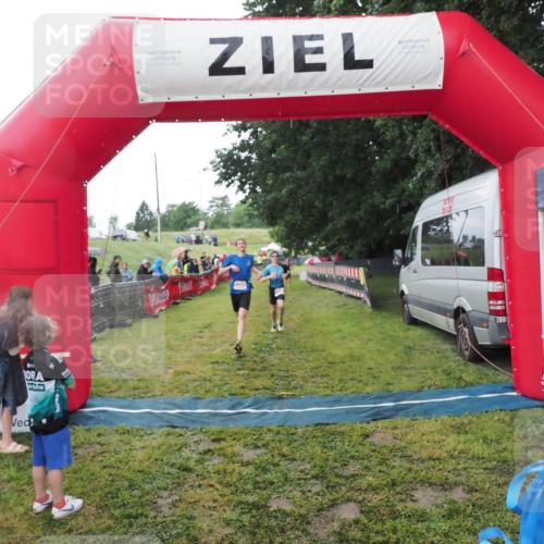21.06.2025 - 27. Vierlanden-Triathlon MichiJ http://msf.ph/oto/8051036 15.06.2026 15:16:04 Ziel 1325, 1331, 1349, 1375 meine-sportfotos.de