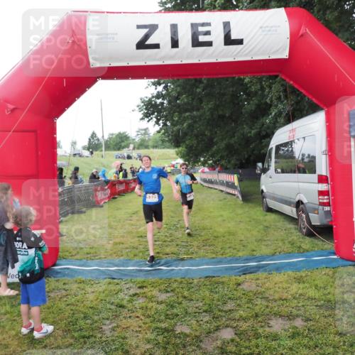 21.06.2025 - 27. Vierlanden-Triathlon MichiJ http://msf.ph/oto/8051040 15.06.2026 15:16:04 Ziel 1325, 1331, 1349, 1375 meine-sportfotos.de