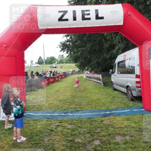 21.06.2025 - 27. Vierlanden-Triathlon MichiJ http://msf.ph/oto/8051056 15.06.2026 15:16:36 Ziel 1380 meine-sportfotos.de
