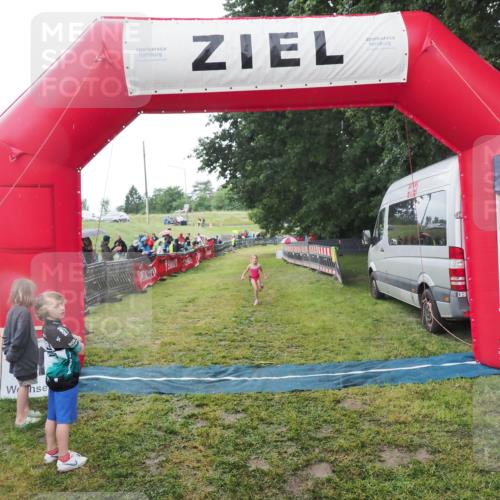 21.06.2025 - 27. Vierlanden-Triathlon MichiJ http://msf.ph/oto/8051058 15.06.2026 15:16:36 Ziel 1380 meine-sportfotos.de