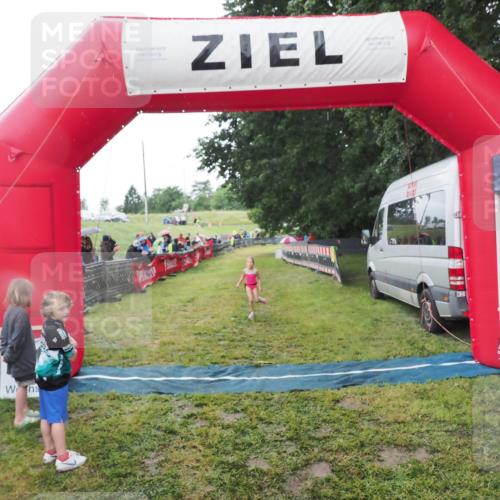 21.06.2025 - 27. Vierlanden-Triathlon MichiJ http://msf.ph/oto/8051063 15.06.2026 15:16:37 Ziel 1380 meine-sportfotos.de