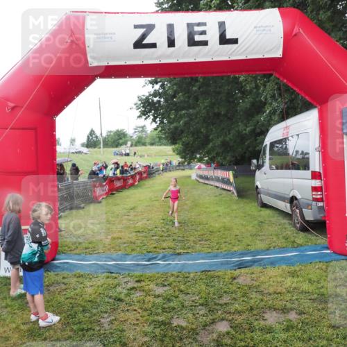 21.06.2025 - 27. Vierlanden-Triathlon MichiJ http://msf.ph/oto/8051065 15.06.2026 15:16:37 Ziel 1380 meine-sportfotos.de