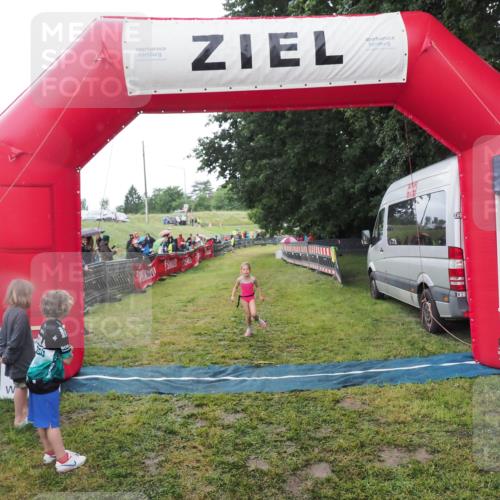 21.06.2025 - 27. Vierlanden-Triathlon MichiJ http://msf.ph/oto/8051066 15.06.2026 15:16:37 Ziel 1380 meine-sportfotos.de
