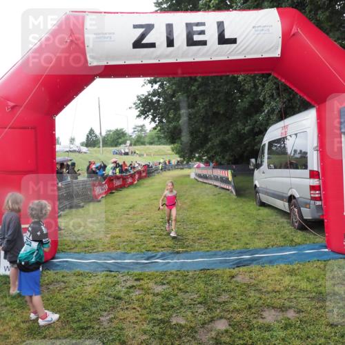 21.06.2025 - 27. Vierlanden-Triathlon MichiJ http://msf.ph/oto/8051067 15.06.2026 15:16:38 Ziel 1380 meine-sportfotos.de